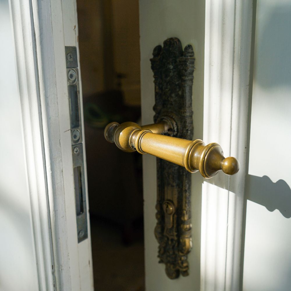 Geöffnete Tür im Alten Pastorat in Brodersby-Goltoft